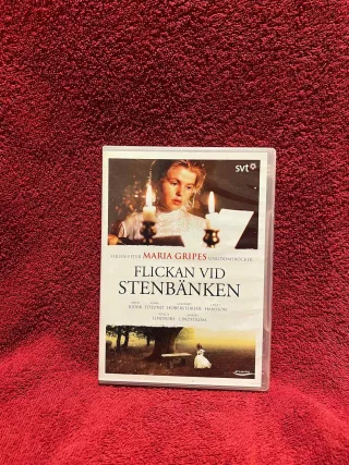 Flickan vid stenbänken